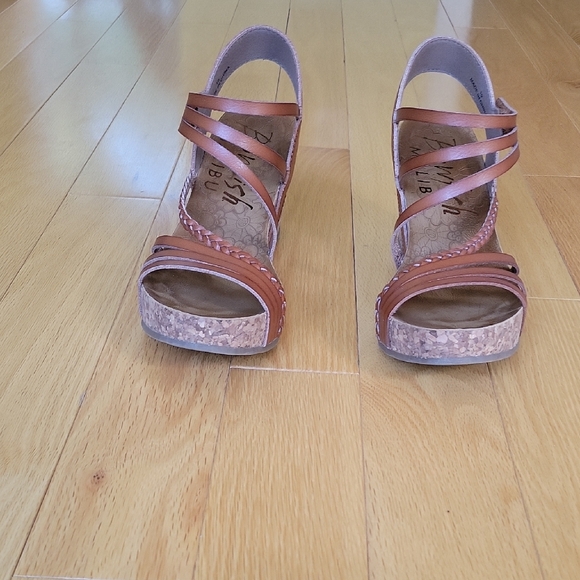 Elegant Tan Strappy Wedge Sandals - Picture 4 of 5